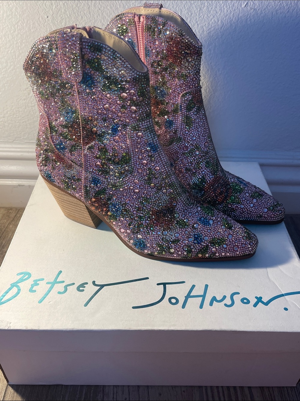Betsey Johnson 💕🌸Pink “DIVA” SB-Emory Rhinestone Floral Western Ankle Boot NEW